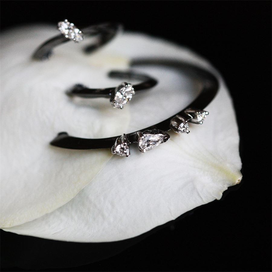 Medium size 'Balance' hoop earrings black gold with diamonds BALANCE | OR CERCHIO MEDIOAU9N CT.0,32